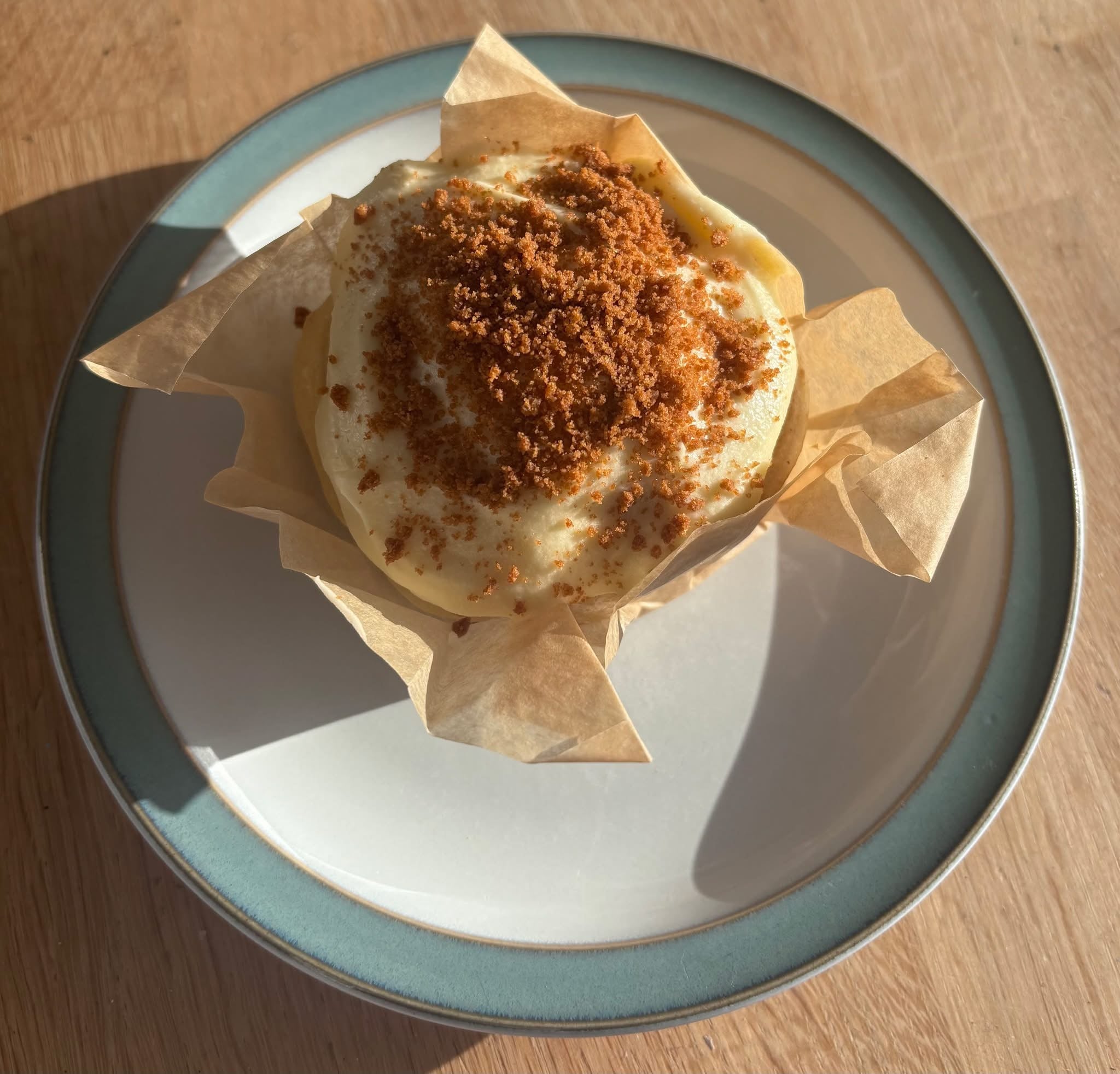 Caramelised biscuit bun